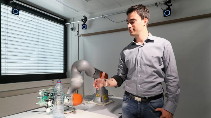 スイス連邦工科大学ローザンヌ校が新たなロボットハンドを公開 ユーザーの意図の解読方法を学習し指の動き…