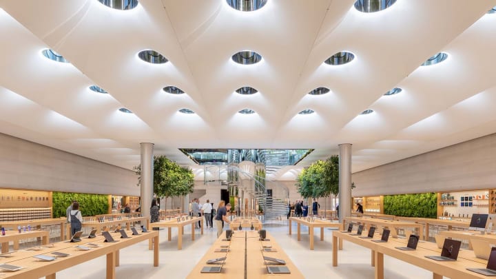 ニューヨークの「Apple Fifth Avenue」がリニューアルオープン Foster + Partnersがキューブを丹念に再構築