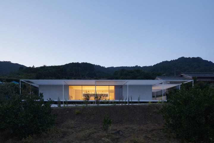 2id Architectsを率いる岡田宰が手がけた 浜松市のみかん畑の中に建つ住宅「白岩の家」