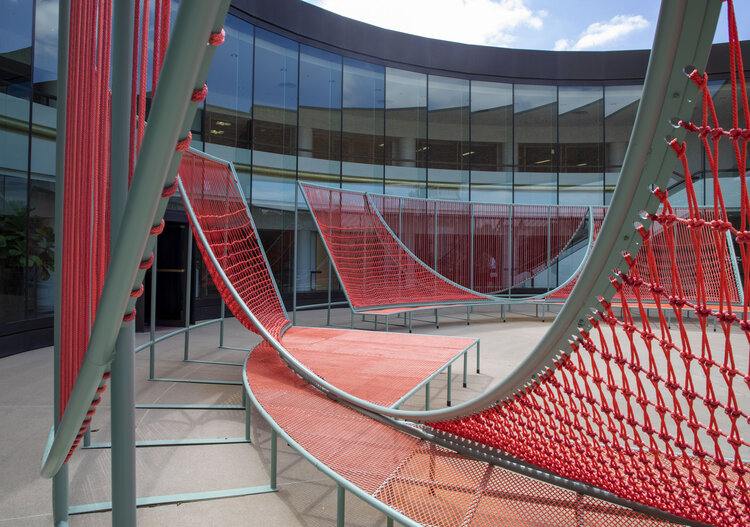 米インディアナ州コロンバス市庁舎前に登場した「Soft Civic」 リラックスと政治参加を促す柔軟な施設 AXIS Web デザイン