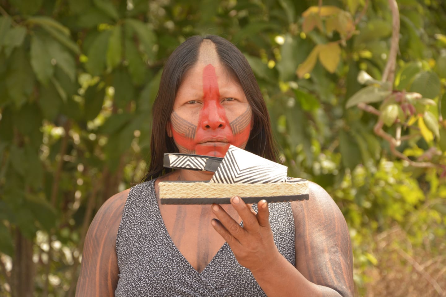 ブラジル先住民と履物メーカー「パーキー・シューズ」による 新しいコラボレーションのかたち Webマガジン「axis」 デザインのwebメディア 