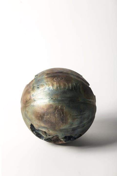 アーティスト Daniel Arshamのユニークな彫刻作品 古代からあるブロンズを使った「Bronze Eroded Basketba…