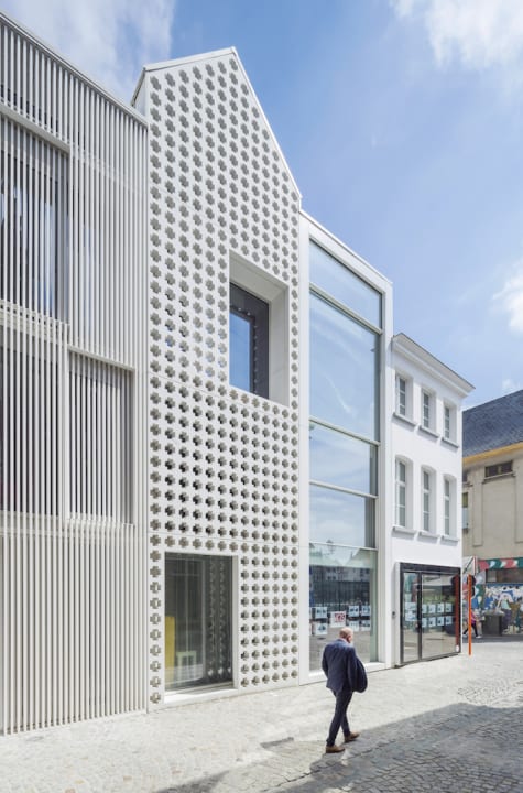 建築スタジオdmvAが改装したベルギーの「House of Lorraine」 白を基調とした4種類のファサードで通りとの…