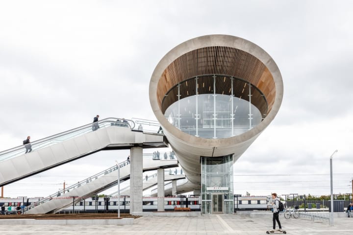 デンマークに完成した全長225mの「Køge Nord Station」 COBEが設計した歩道橋でも駅でもある円筒形の建築物