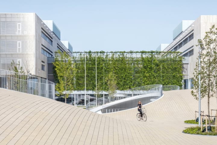 コペンハーゲン大学に登場した複合施設『Karen Blixens Plads』 「自転車の丘」と呼ばれるユニークな起伏…