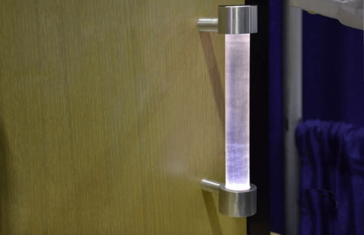 香港の学生が開発した「Self-sanitising door handle」 ドアが開閉するたびにUVライトが点灯して殺菌