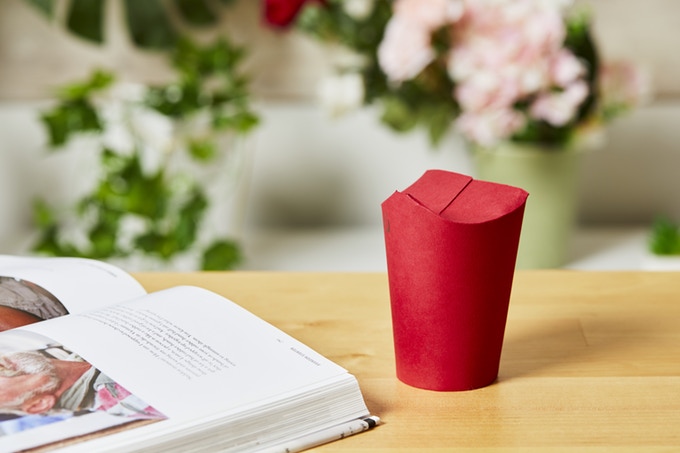 プラスチックの蓋を使わないペーパーカップ フラップを折りたたむだけの「Unocup」が登場