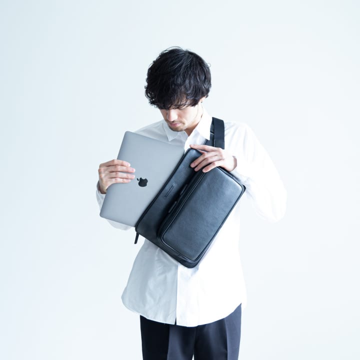 objects.ioから防水レザー製でデバイス収納力に優れた 「Smart Tote」と「Belt Bag」が登場 | Webマガジン