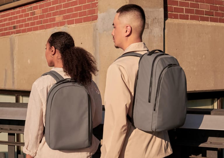 アメリカのバッグブランド「Away」が手がけた 旅行時でも便利なデイパック「The Backpack」 AXIS  デザインの