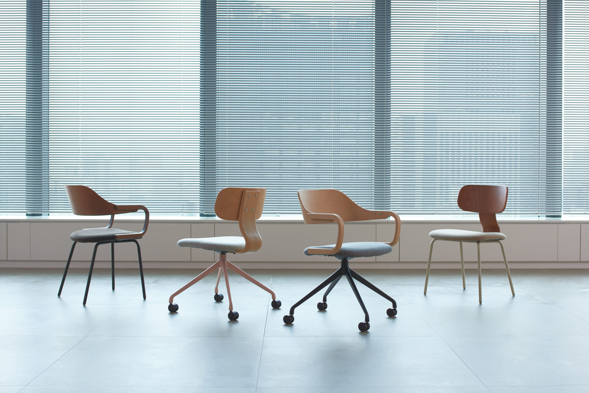 まるで自宅にいるようにリラックスして働ける 天然木のワークチェア