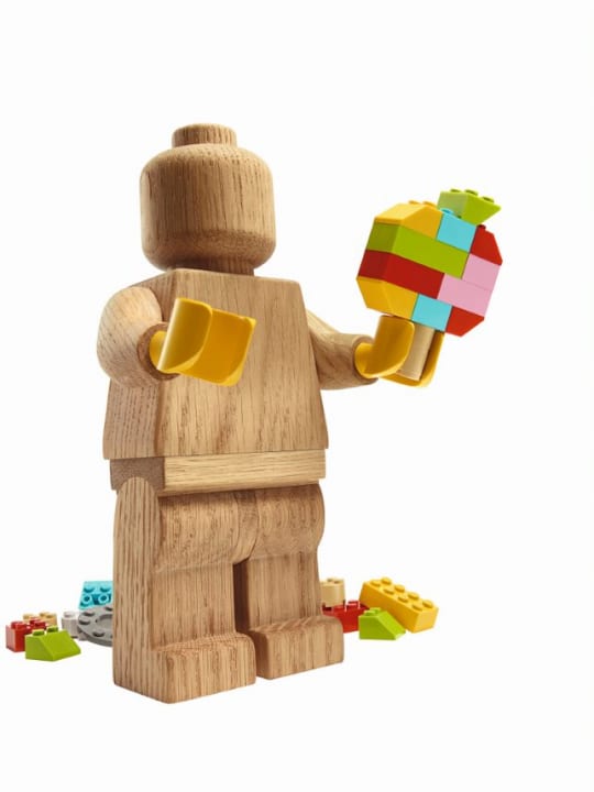 インテリアにもなる「レゴ®木製ミニフィギュア」が登場 レゴ社の歴史からインスピレーションを得たフィギュア | Webマガジン「AXIS