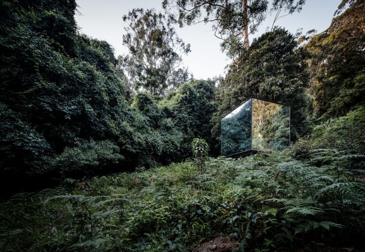 キャビンから離れた鏡のバスルームでキャンプ体験 豪カンガルー・バレーの「Kangaroo Valley Outhouse」