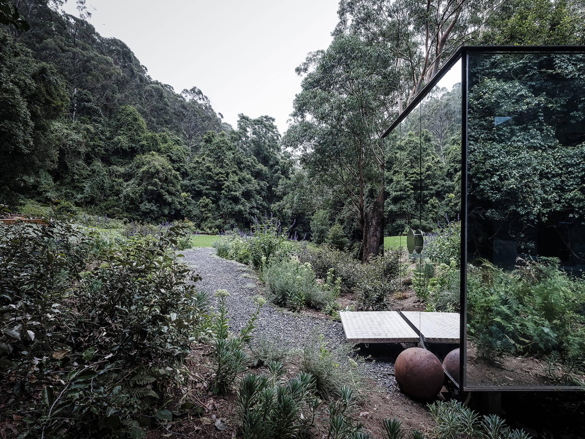 キャビンから離れた鏡のバスルームでキャンプ体験 豪カンガルー・バレーの「Kangaroo Valley Outhouse」 AXIS