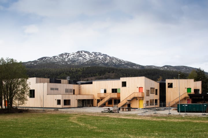親しみやすくて開放的なノルウェーの学校建築 校舎と体育館の大部分にCLTを使用