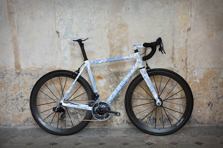 チェコの「Festka」によるビスポークロードバイク 磁器にインスパイア