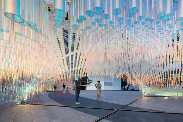 数千のアクリルチューブが揺れてきらめく Atelier Changのインスタレーション「Ripple Pavilion」