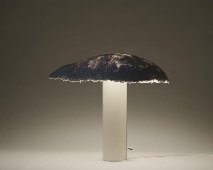 雲のすき間から漏れる「陽光」が楽しめる Calen Knaufによる「Overcast Table Light」