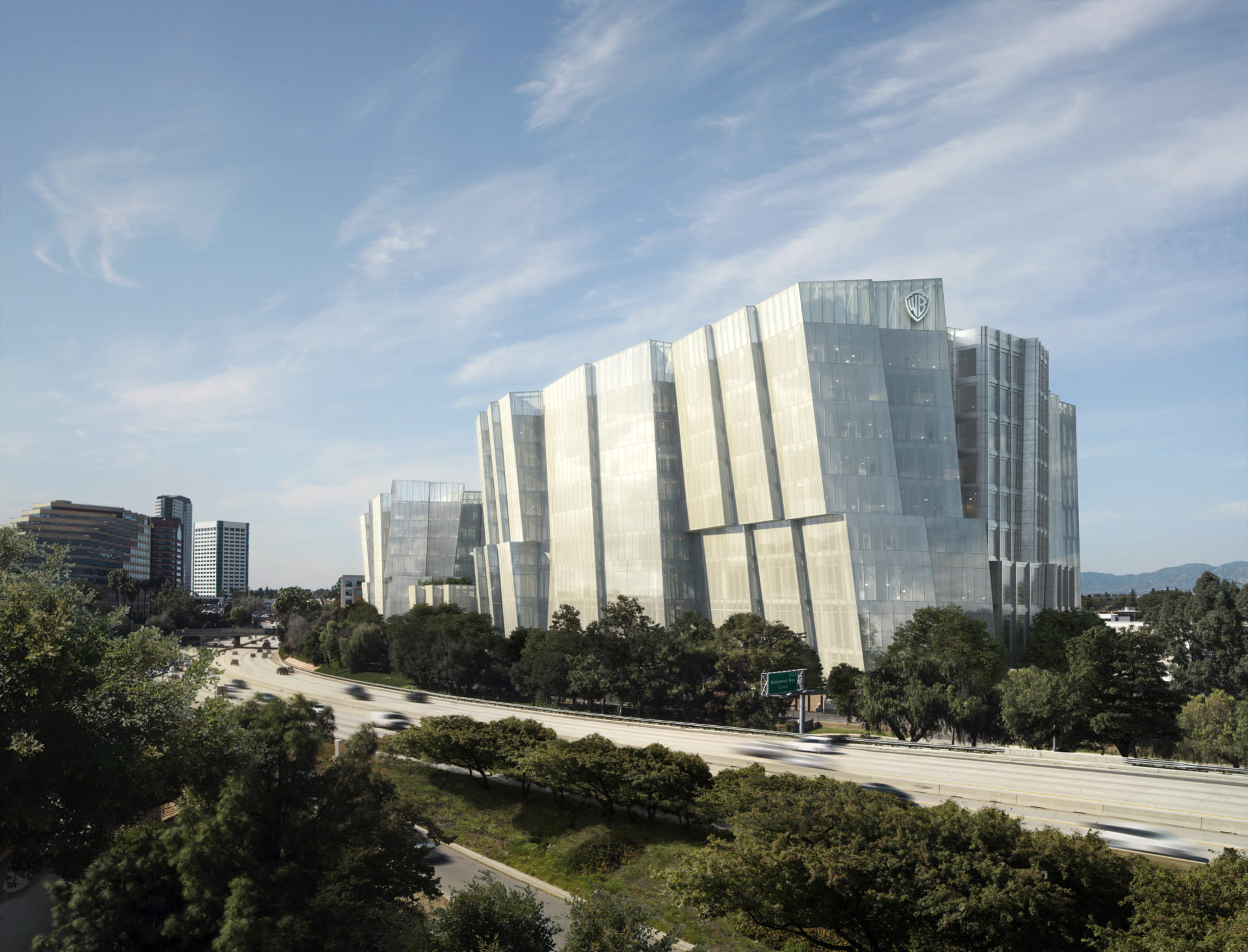 米ワーナー・ブラザースが新本社ビルを建設へ 往年のハリウッドの輝きを取り戻すフランク・ゲーリーの設計 AXIS  デザインの視点