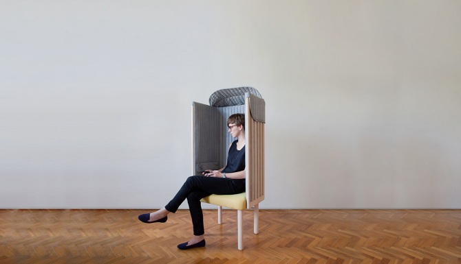 スマホを手放してリラックスできる Agata Nowakが手がけたチェア「offline chair」