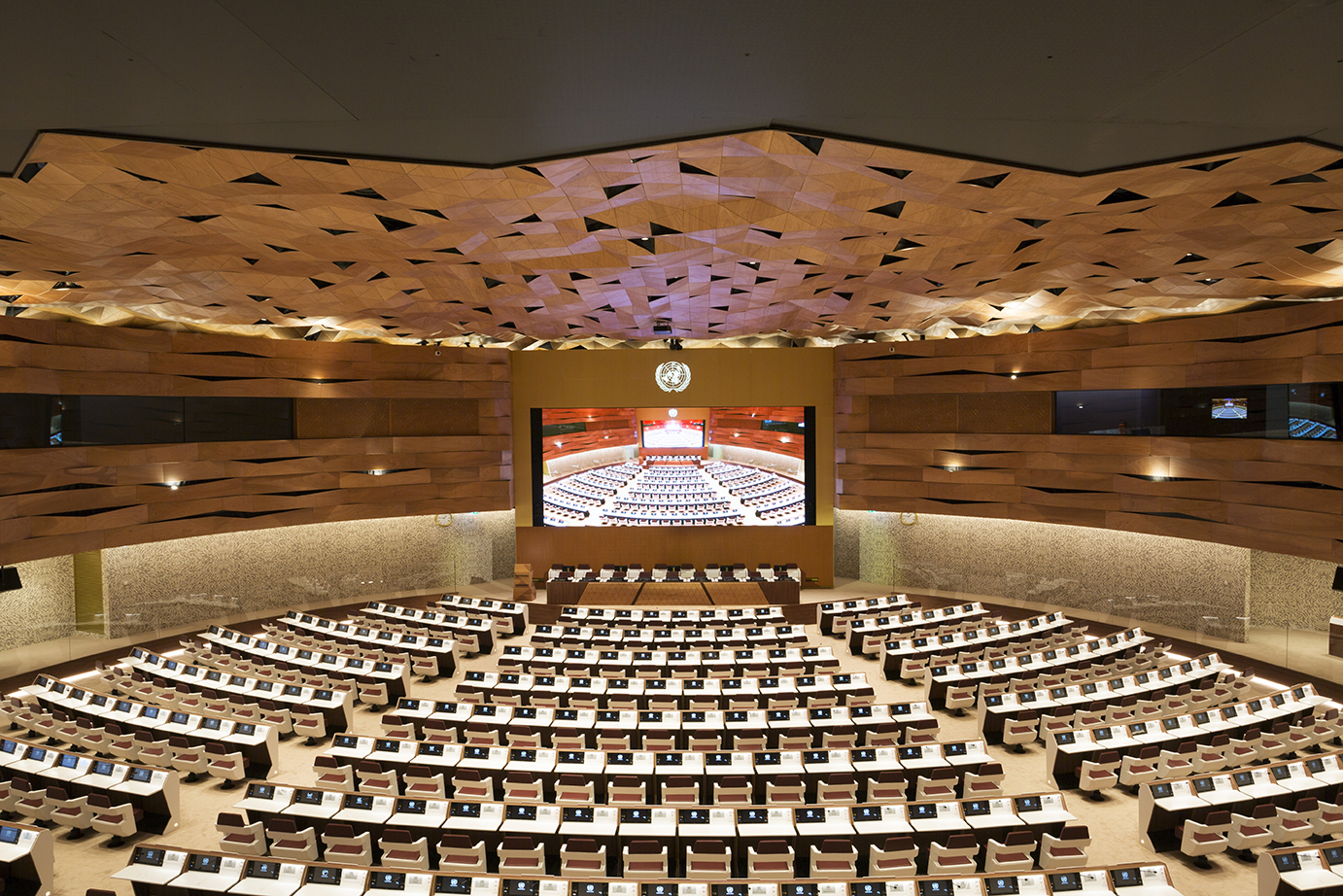 建築事務所Peia Associatiによる立体的な壁面が特徴の 国際連合