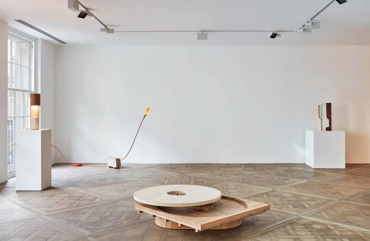 フランス人アーティストMartin Laforêtが披露した コンクリートにオーク材やブロンズを組み合わせた家具