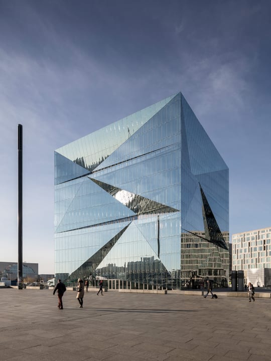 ベルリンの新しいオフィスビル「cube berlin」 ガラス張りの彫刻のようなスマート建築