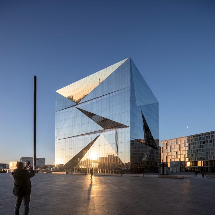 ベルリンの新しいオフィスビル Cube Berlin ガラス張りの彫刻のようなスマート建築 Webマガジン Axis デザインのwebメディア