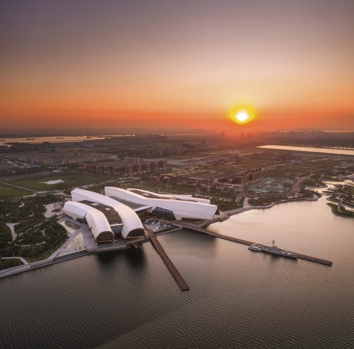 中国・天津郊外にオープンした「国家海洋博物館」 5つのホールが港に向かって広がるデザイン