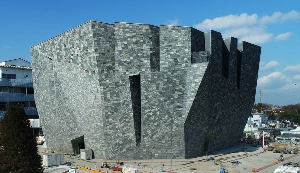 隈研吾設計の 角川武蔵野ミュージアム が開館へ 所沢に誕生する 石 の建築レガシー Webマガジン Axis デザインのwebメディア