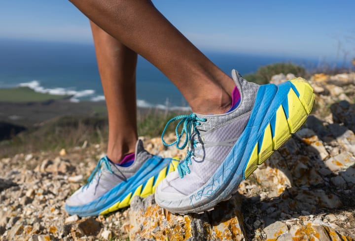 「飛ぶように山を駆け下る」ためにデザインされた HOKA ONE ONEの新しいトレイルランニングギア「TenNine」