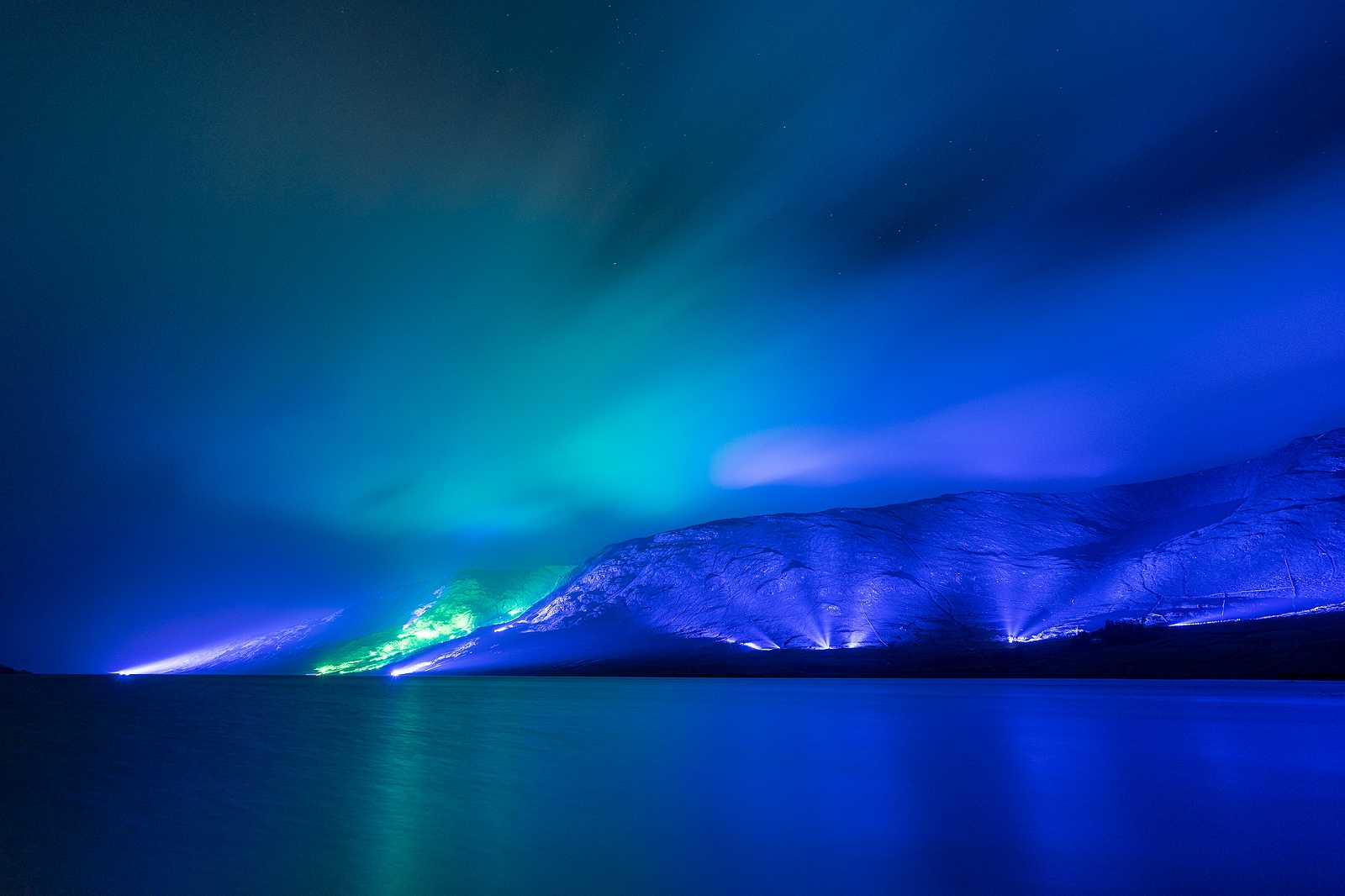 アイルランドの夜の山並みを照明で彩る Kari Kolaのインスタレーション