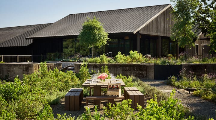 カリフォルニアの新しいワイナリー空間 自然を感じるリノベーション施設「House of Flowers」