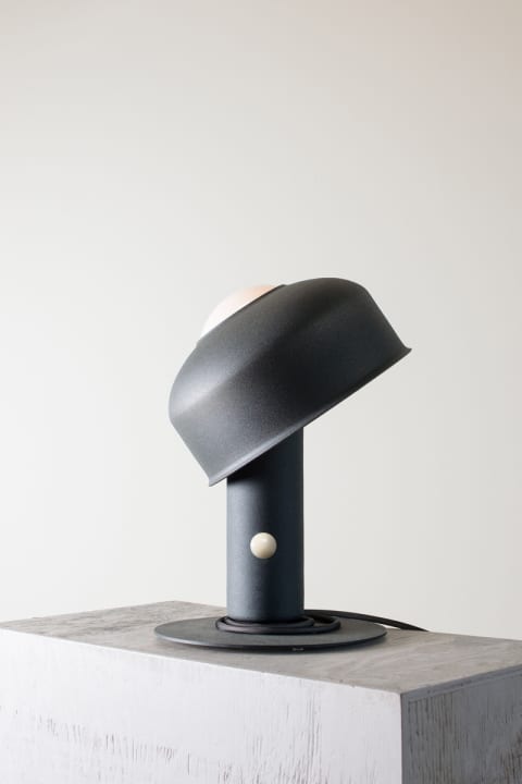 カナダの照明デザイナーLukas Peetが提案する シェードが調節可能なテーブルランプ「Pivot」