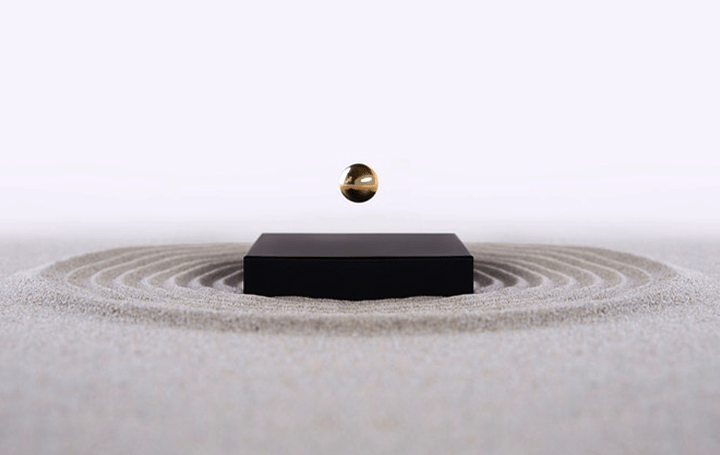 磁場による浮遊する球体「Buda Ball」を見つめて 忙しい時に落ち着いた感覚を取り戻す