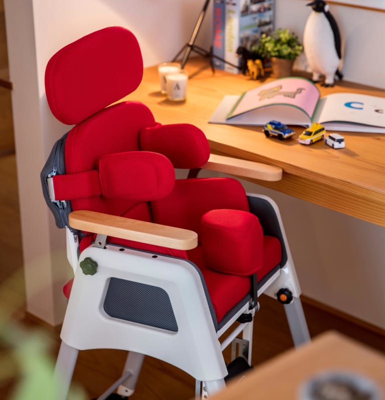 洗えて調整も簡単な子ども用座位保持装置 「バンビーナposi」が新発売 | Webマガジン「AXIS」 | デザインのWebメディア