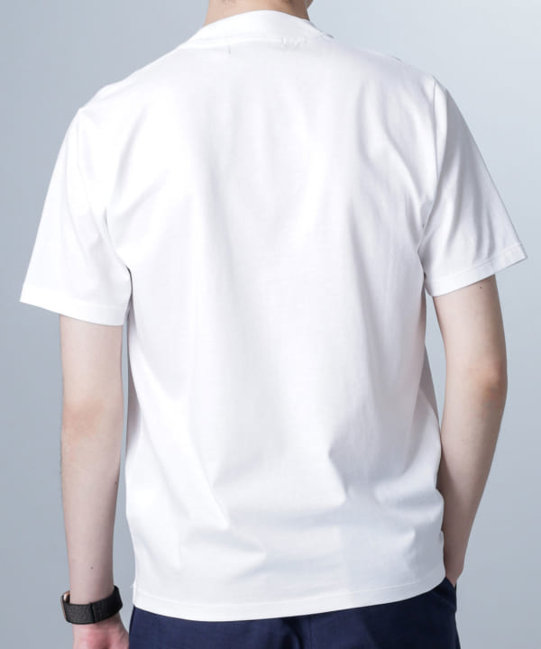 ナノ ユニバースの新アイテム 後ろ襟部分が高くなる ジャケット着用に特化したインナー ジャケt Webマガジン Axis デザインのwebメディア