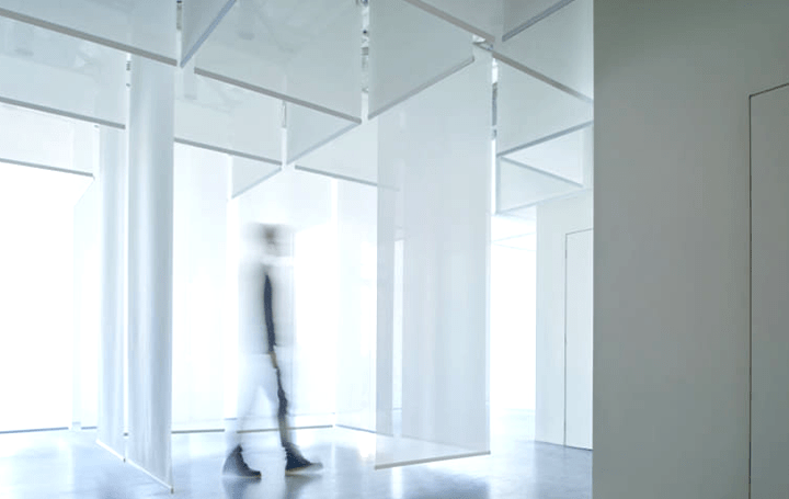 半透明のパーティションと照明でギャラリーの空間を仕切る ボストン建築スタジオJ.Roc Designが手がける「…