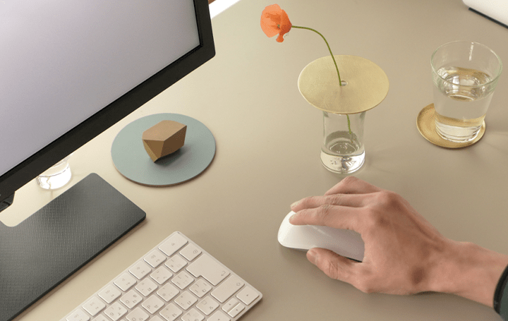 空き瓶やグラスをスタイリッシュな花瓶に変える 86400″から金属板の