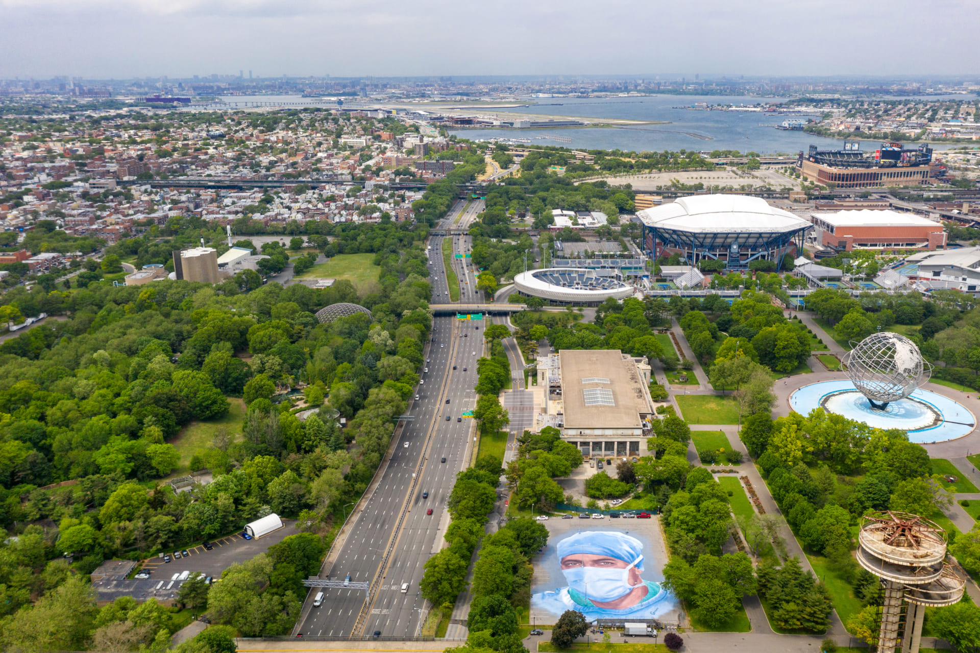 地上に大きな医療従事者の肖像画を描いて称える アーティストjorge Rodriguez Geradaによる Somos La Luz Webマガジン Axis デザインのwebメディア 地上に大きな医療従事者の肖像画を描いて称える アーティストjorge Rodriguez Geradaによる Somos La Luz Webマガジン Axis デザインのwebメディア