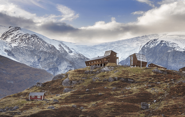 ノルウェーの氷河を見下ろす山小屋「Tungestølen」 強風を受け流すための五角形のキャビン群構造