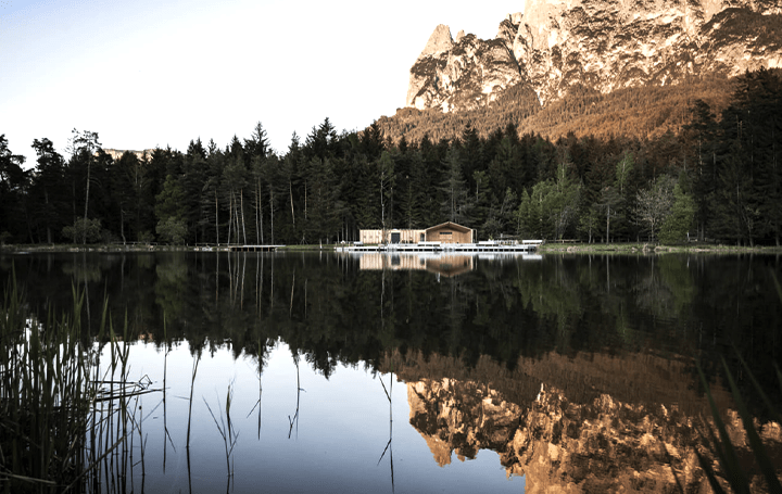 イタリア南チロルの牧歌的な湖とモダンなデザインが調和された レクリェーション施設「Lake House Völs」…