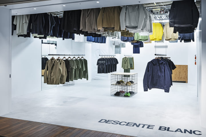 スキーマ建築計画が店舗設計を手がけた 高密度に陳列する「DESCENTE BLANC」六本木店