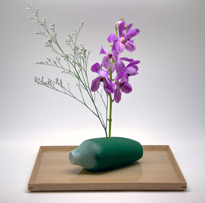 花を自由に挿しこみ 自由に飾る 自由度の高い花器 Floral Foam Vase が登場 Webマガジン Axis デザインのwebメディア