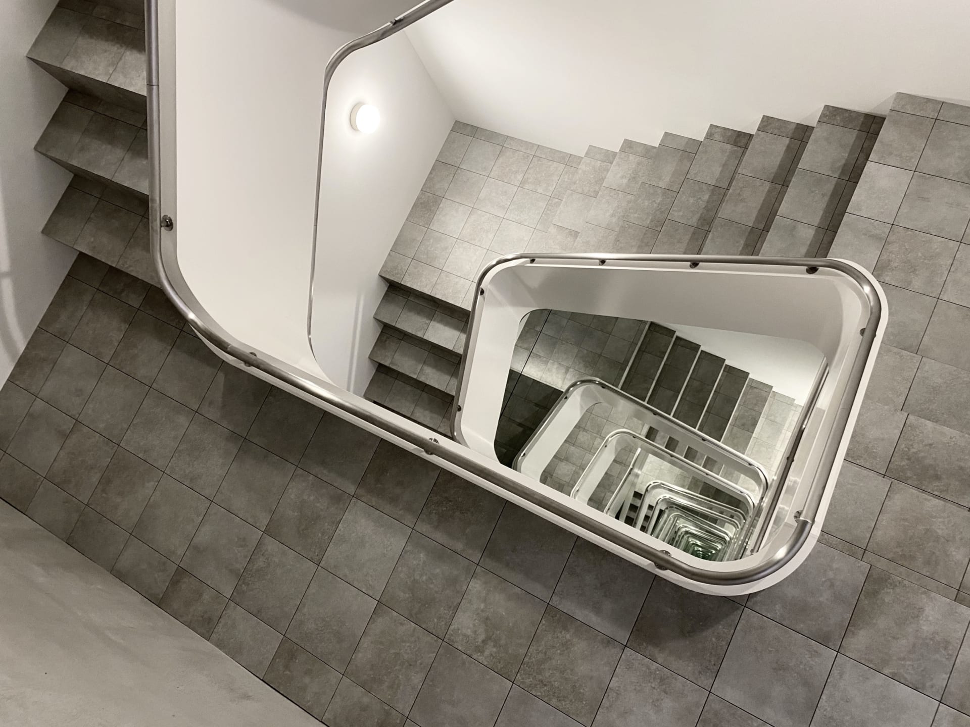 レアンドロ・エルリッヒの最新作「INFINITE STAIRCASE」 金沢の