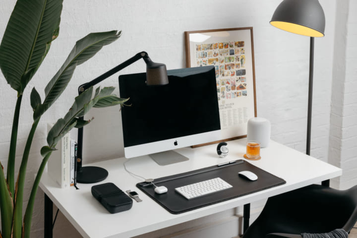 仕事の生産性をサポートする 整理整頓できるデスクマット「Orbitkey Desk Mat」