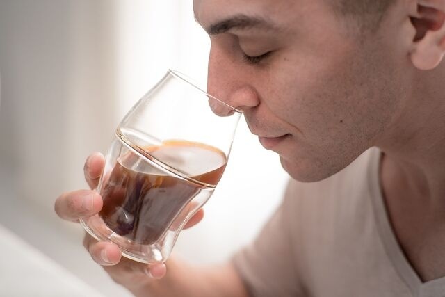 ワイングラスのように、コーヒーの味・香り・風味を 最大限に引き出すコーヒーグラス「AVENSI」