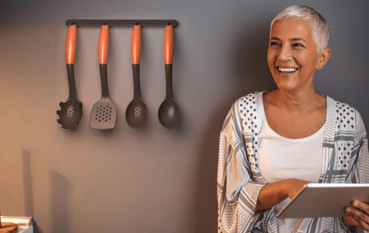 手や手首に負担をかけず、年配の人でも扱いやすい キッチンツール「Eyra kitchen utensils」