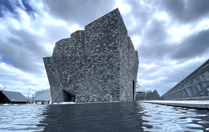 水面に浮かぶ岩の塊」、角川武蔵野ミュージアム ミュージアム内の巨大