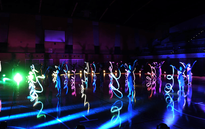 LEDの光の軌跡でパフォーマンスを演出 エンターテインメントアイテム「WAVING LED RIBBON」 | AXIS Web | デザイン ...