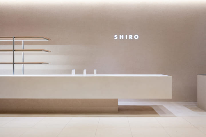 デザイナー・鬼木孝一郎が手がけた 全てをカウンター内に集約する、コスメブランド「SHIRO」の新店舗